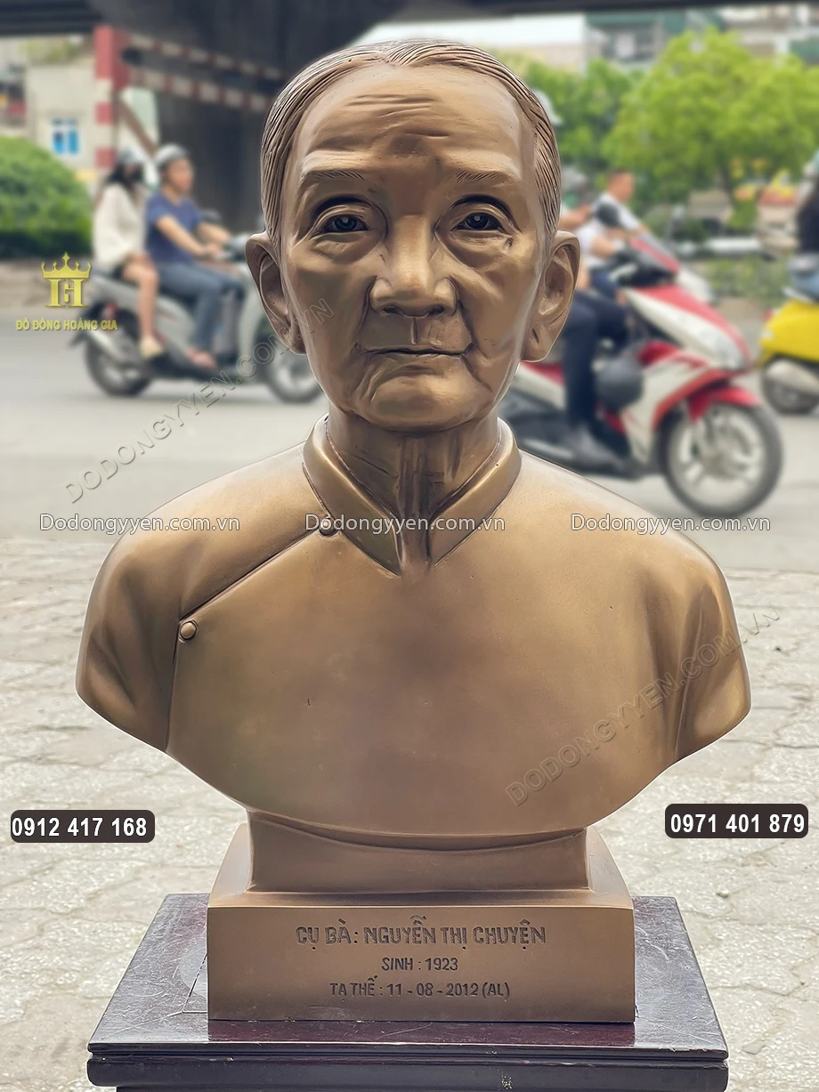 Phía dưới bệ chạm khắc tên, năm sinh và năm mất của cụ bà